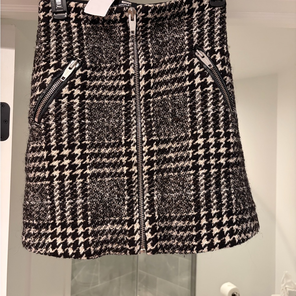 Elegant Black and White Houndstooth Mini Skirt